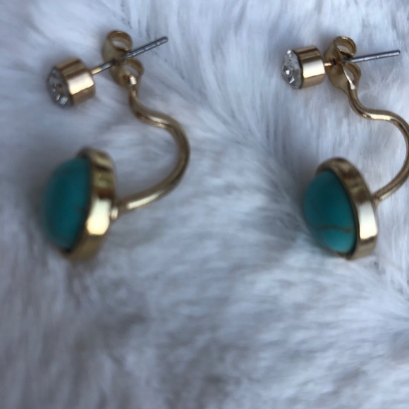 Unique shape earrings with classic style. - Picture 4 of 8
